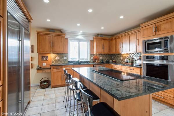 2510 Sheridan RD, Evanston, IL 60201