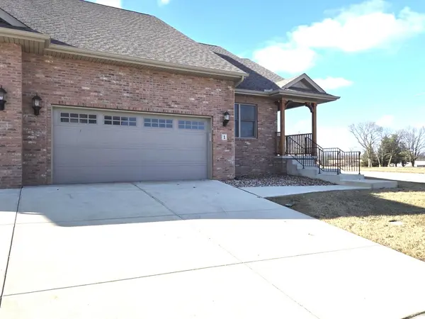 1 Saint Ivans CIR, Bloomington, IL 61705