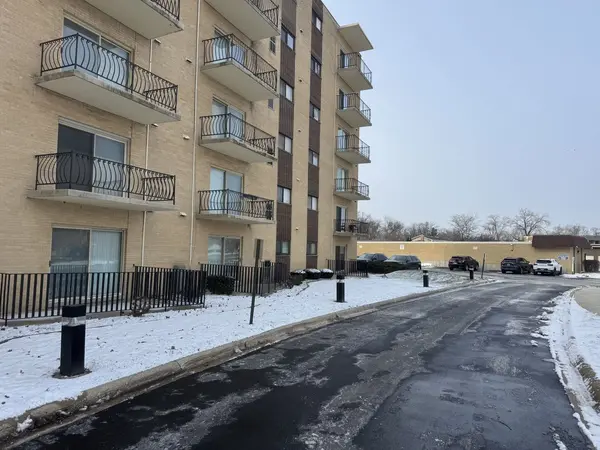 18400 Cherry Creek DR #105, Homewood, IL 60430