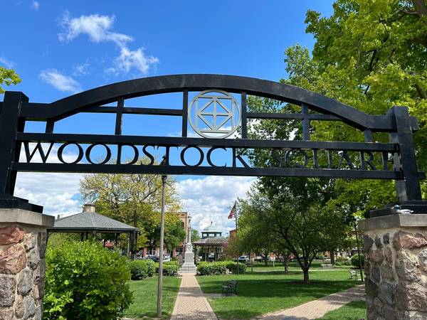 110 S Johnson ST, Woodstock, IL 60098