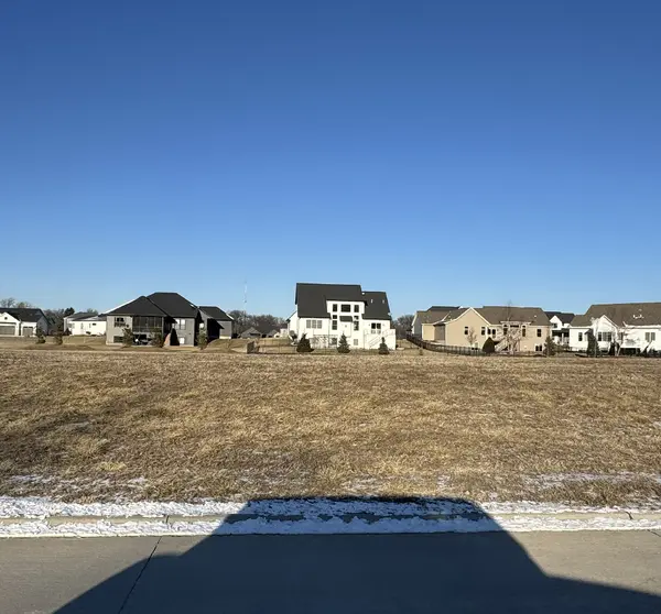 249 Mason DR, Riverdale, IA 52722
