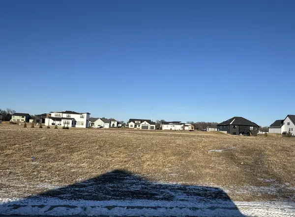 249 Mason DR, Riverdale, IA 52722
