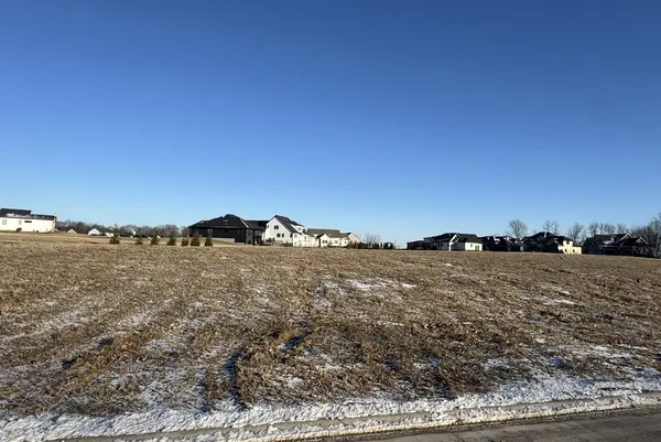 277 Mason DR, Riverdale, IA 52722