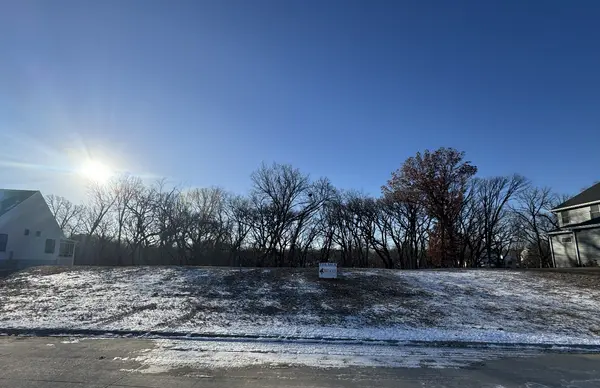 280 Mason DR, Riverdale, IA 52722