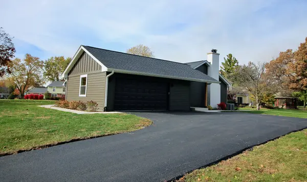42W668 Steeplechase DR, St. Charles, IL 60175