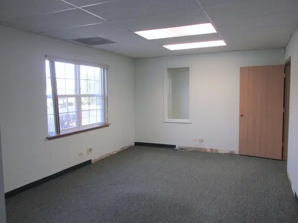 725 E Irving Park RD, Roselle, IL 60172