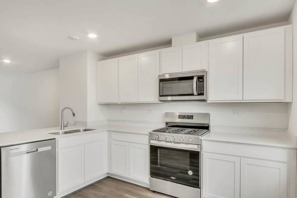 423 Lakeshore CT, St. Charles, IL 60174
