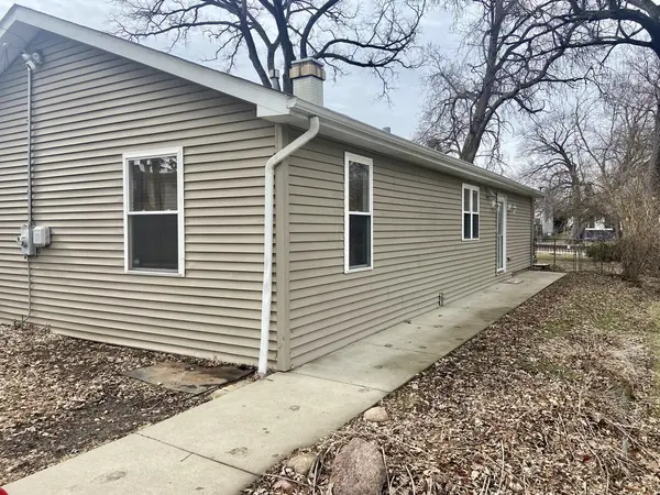 39450 N Circle AVE, Antioch, IL 60002