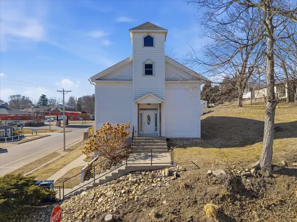 204 N 2nd ST, Leclaire, IA 52753