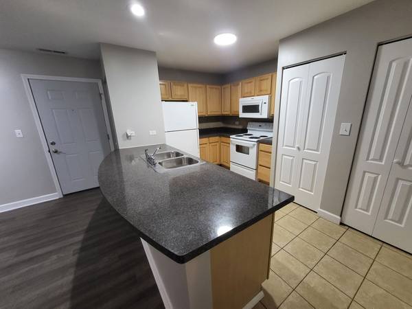 3447 S Ridgeland AVE #103, Berwyn, IL 60402