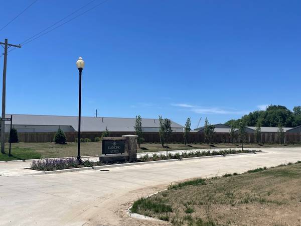 215 Foxtrot LN, Monticello, IL 61856