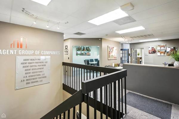 1S280 Summit AVE #A, Oakbrook Terrace, IL 60181