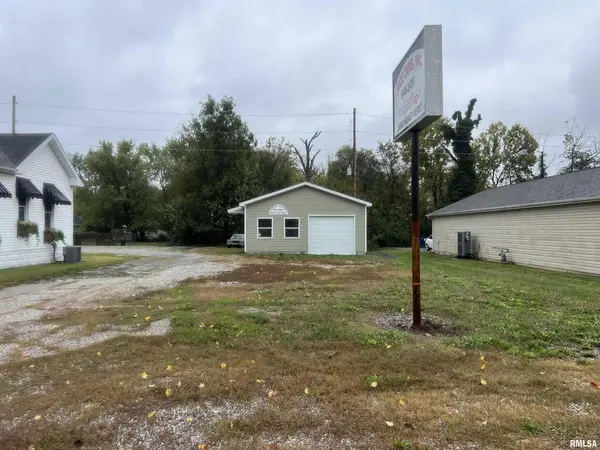 1101 W MAIN ST, Salem, IL 62881