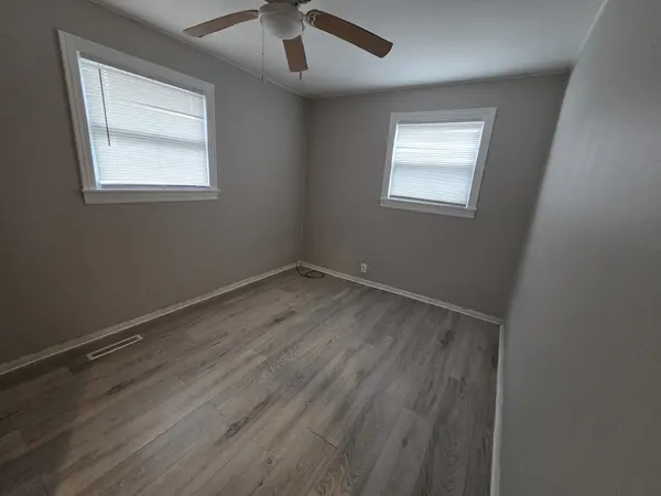 28 Hickory DR, Carpentersville, IL 60110
