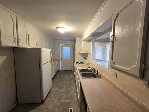 28 Hickory DR, Carpentersville, IL 60110