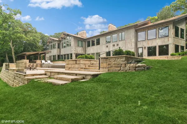 13 Goose Lake DR, Barrington Hills, IL 60010