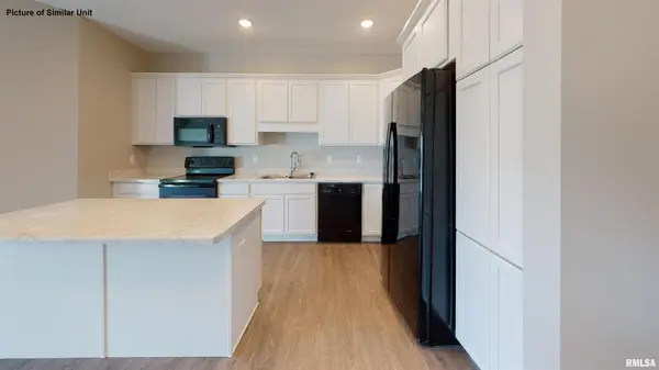2592 MIDDLE RD #220, Bettendorf, IA 52722
