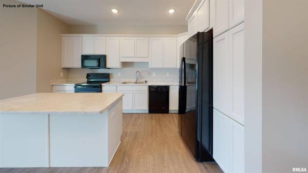 2592 MIDDLE RD #220, Bettendorf, IA 52722