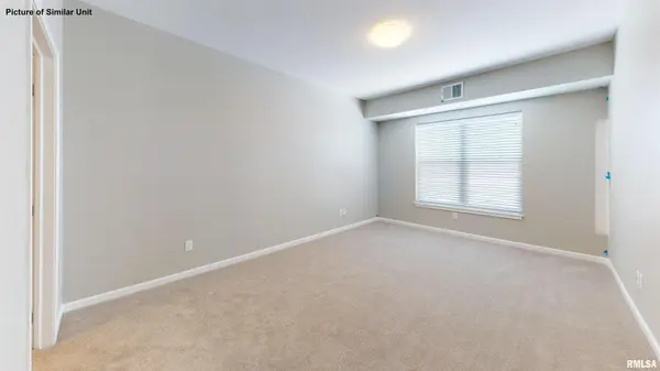 2592 MIDDLE RD #220, Bettendorf, IA 52722