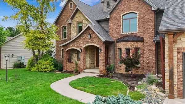 1610 Briarwood LN, Mahomet, IL 61853