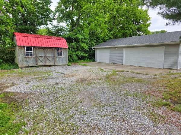 542 Vincennes AVE, Flora, IL 62839