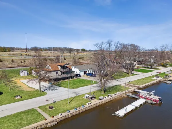 1811 Canal Shore DR, Leclaire, IA 52753