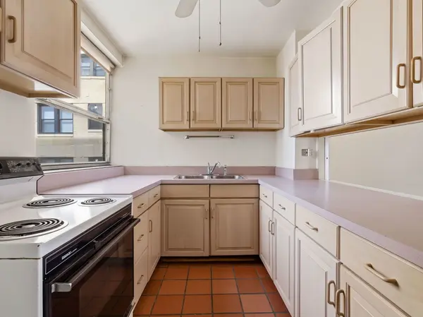 5530 S Shore DR #17A, Chicago, IL 60637