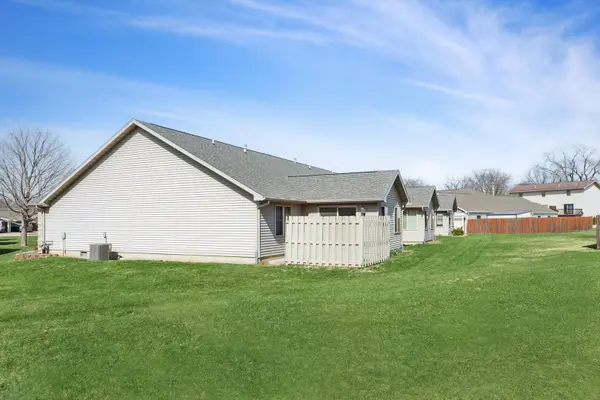 921 10th ST, De Witt, IA 52742
