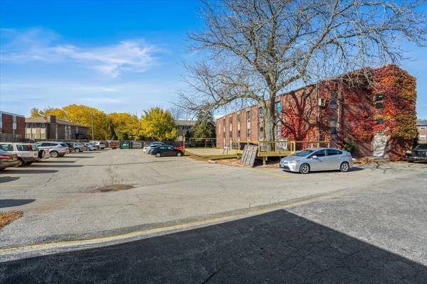 910 W Hillcrest DR, Dekalb, IL 60115