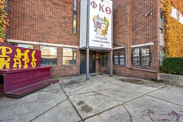 910 W Hillcrest DR, Dekalb, IL 60115