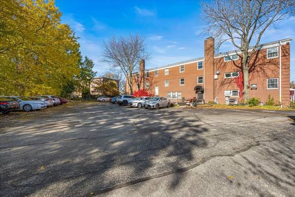 928 W Hillcrest DR, Dekalb, IL 60115