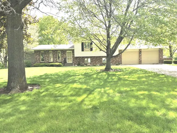 8 Hawthorne DR, Oswego, IL 60543