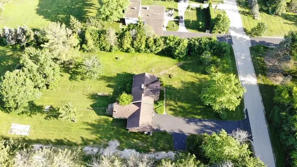 1270 Benson LN, Green Oaks, IL 60048