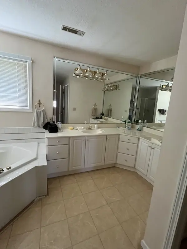 28 Tinsbury LN, Mattoon, IL 61938