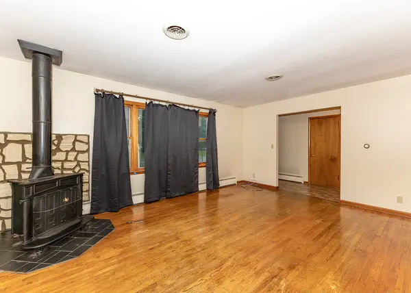 1608 3rd ST, Camanche, IA 52730