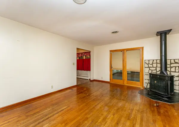 1608 3rd ST, Camanche, IA 52730