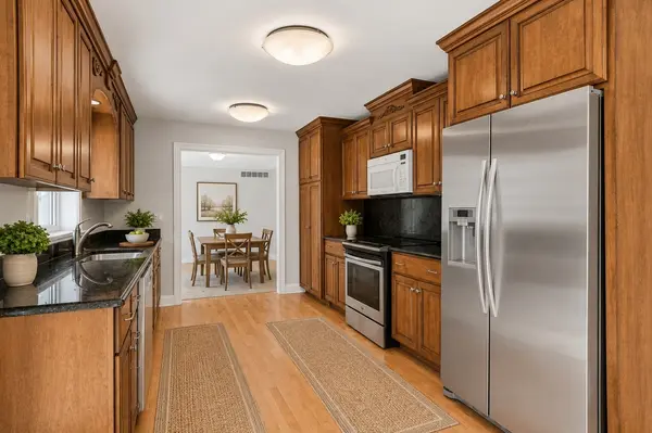 32 Kyle CT #32, Willowbrook, IL 60527