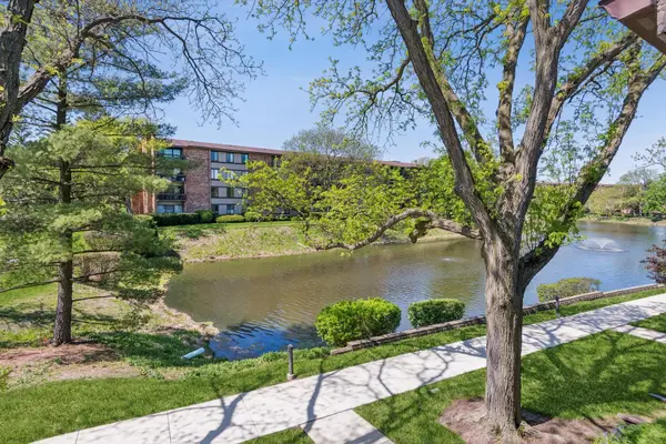 32 Kyle CT #32, Willowbrook, IL 60527