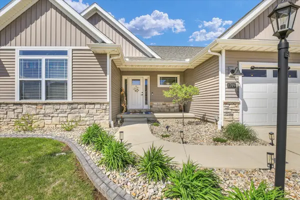 1709 Littlefield LN, Mahomet, IL 61853