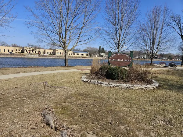 1 S Lincoln AVE, Carpentersville, IL 60110