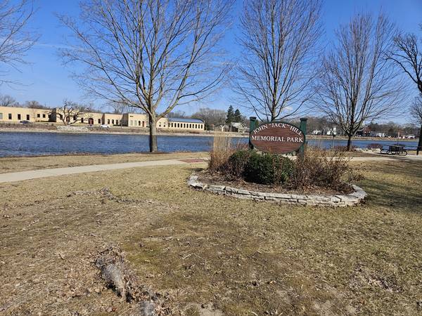 1 S Lincoln AVE, Carpentersville, IL 60110