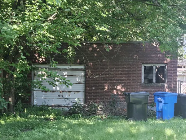 8028 S Bennett AVE, Chicago, IL 60617