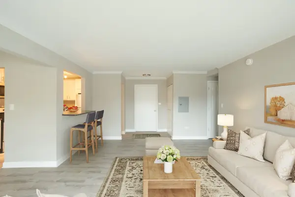 4400 W Lake AVE #208B, Glenview, IL 60026