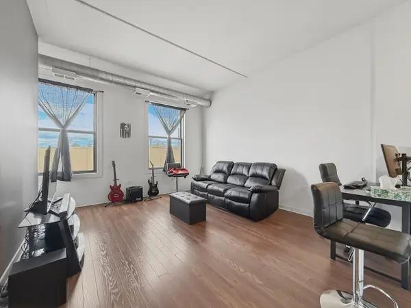 4015 N Milwaukee AVE #214, Chicago, IL 60641
