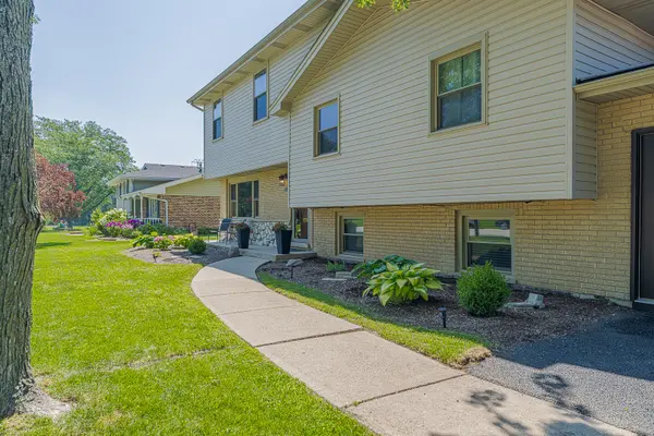 220 Pfaff DR, Frankfort, IL 60423