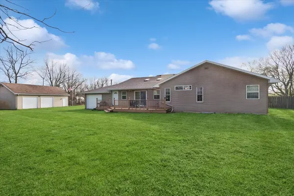 2 Division ST, Bristol, IL 60512
