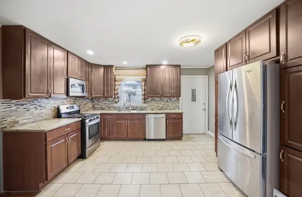 214 N Pleasant DR, Glenwood, IL 60425
