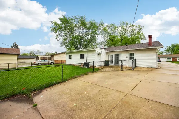 670 Lakeview LN, Hoffman Estates, IL 60169