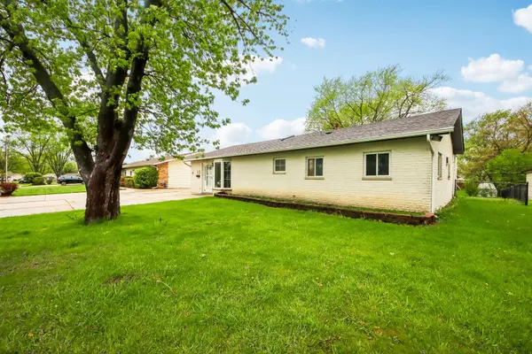 670 Lakeview LN, Hoffman Estates, IL 60169