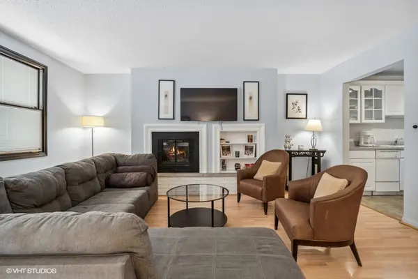 163 W Division ST, Chicago, IL 60610